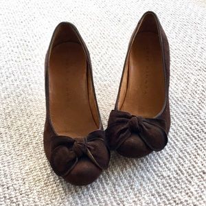 LIKE NEW Chie Mihara brown suede bow pumps